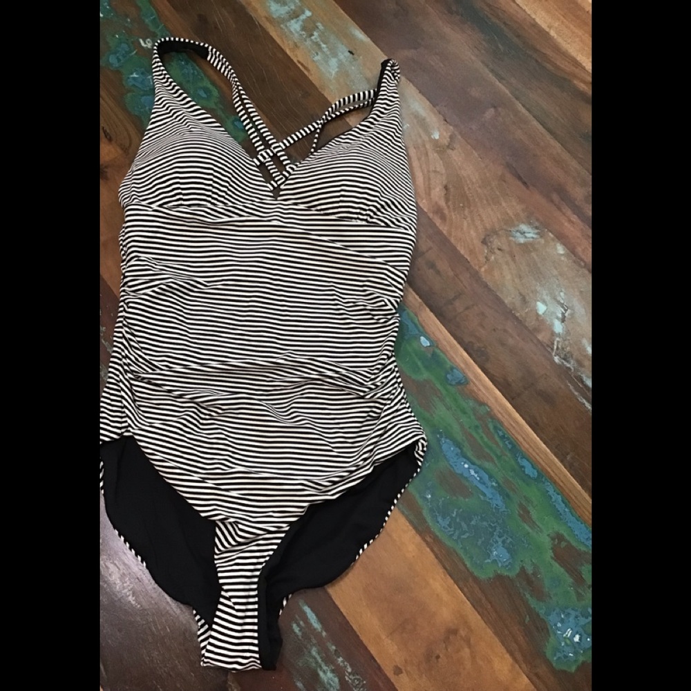 ONE PIECE SWIM SUIT